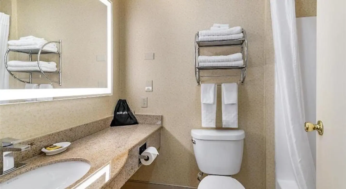 Best Western Plus Sovereign Hotel - Keene Badezimmer