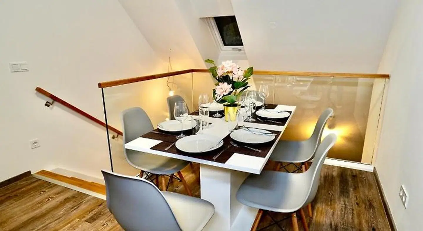 DM & s Apartment Restaurant