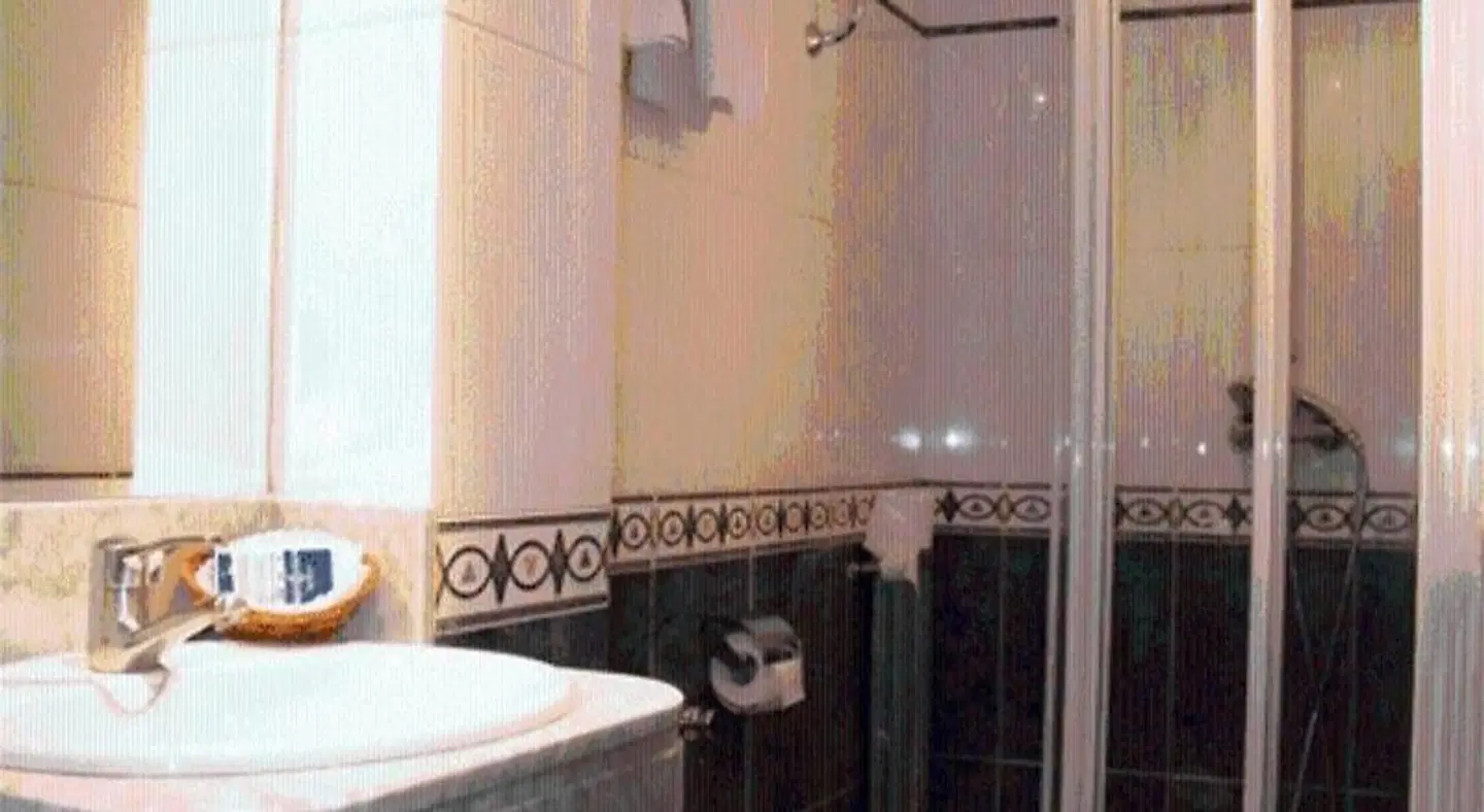 Hotel Residencia Castellano I Badezimmer