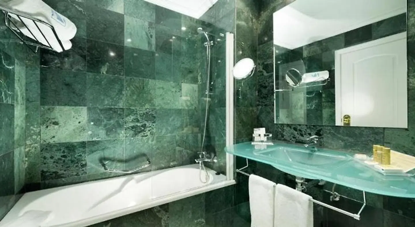 Eurostars Las Adelfas Badezimmer