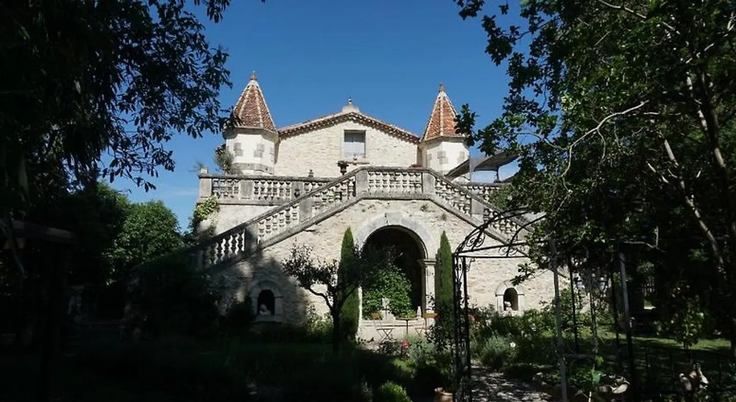 Les Deux Tours EXTERIOR