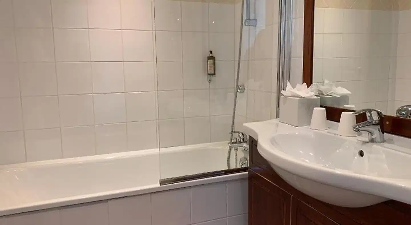 Hôtel de lHorloge Badezimmer