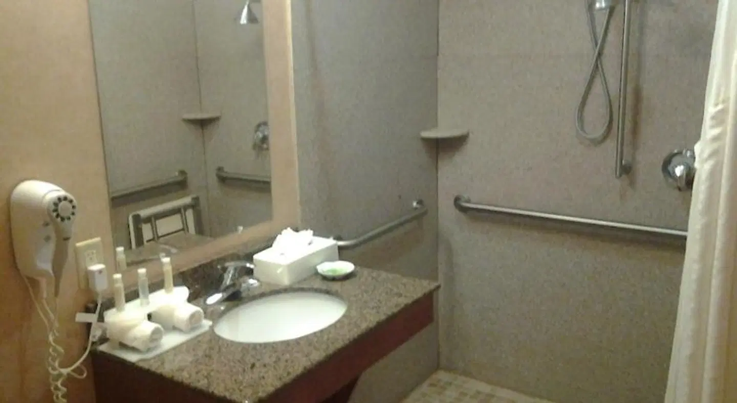 Holiday Inn Express & Suites Klamath Falls Central by IHG Badezimmer