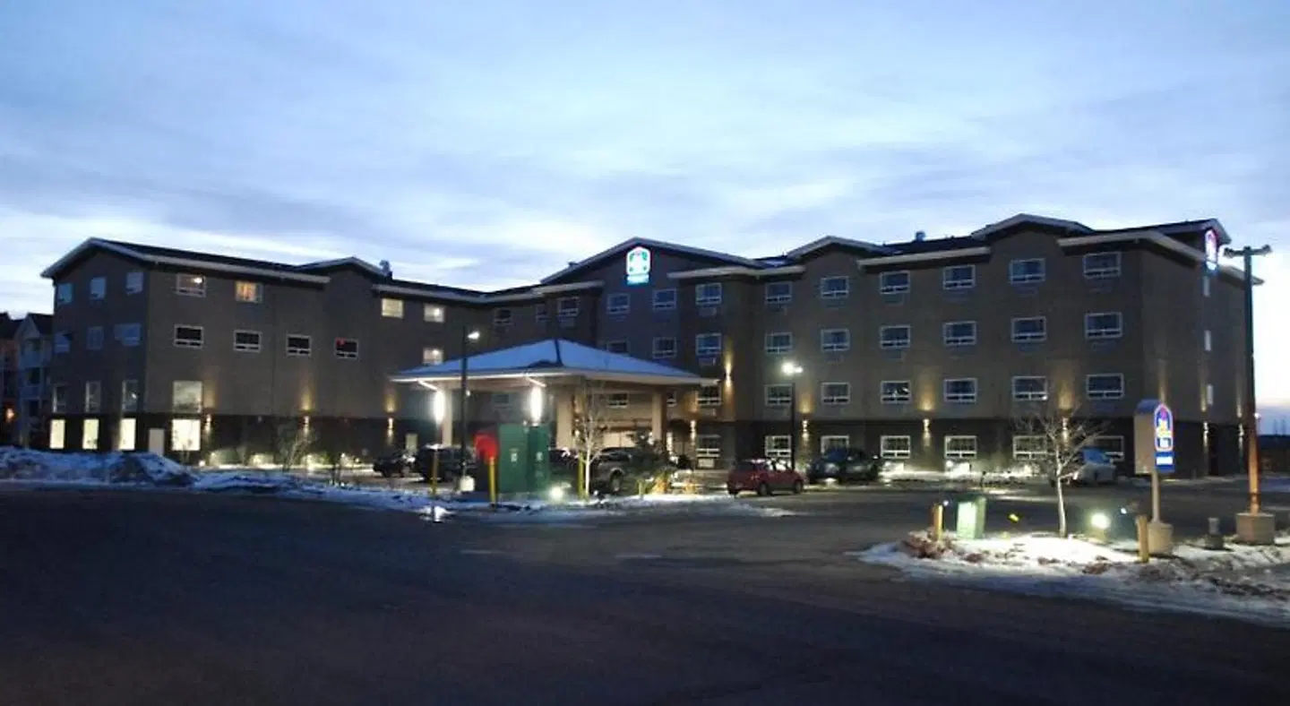 Best Western Plus Fort Saskatchewan Inn & Suites EXTERIOR