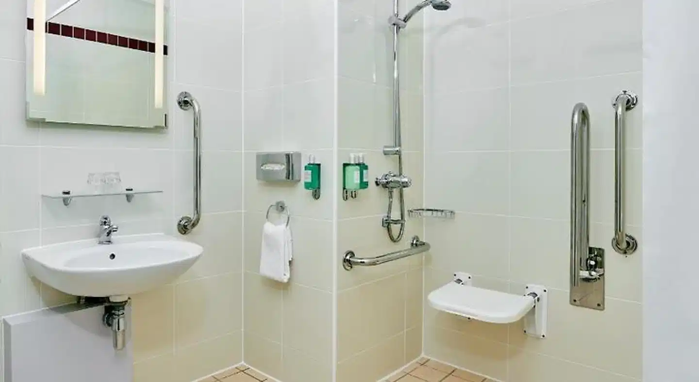 Leonardo Hotel Cardiff Badezimmer