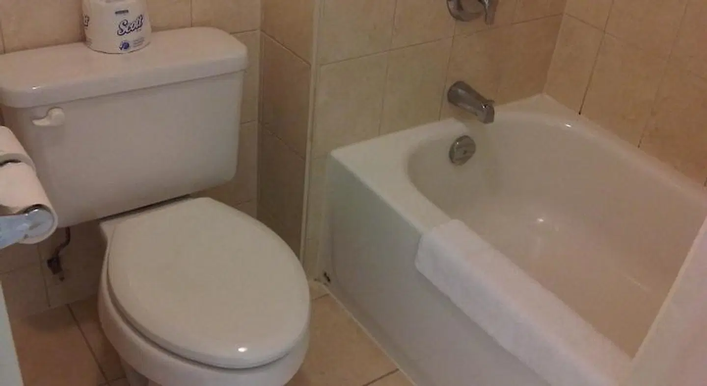Comfort Inn Fallsview Badezimmer
