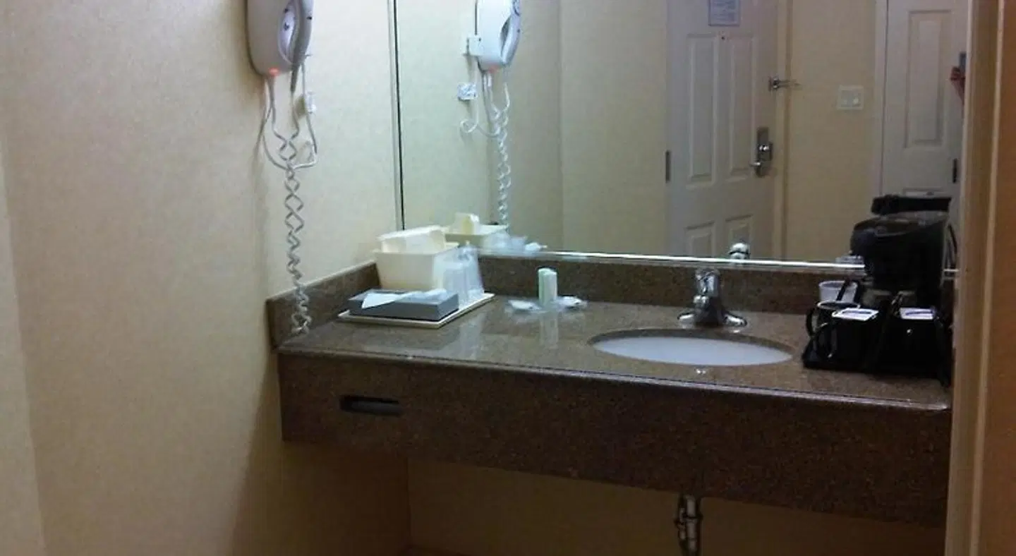 Comfort Inn Fallsview Badezimmer