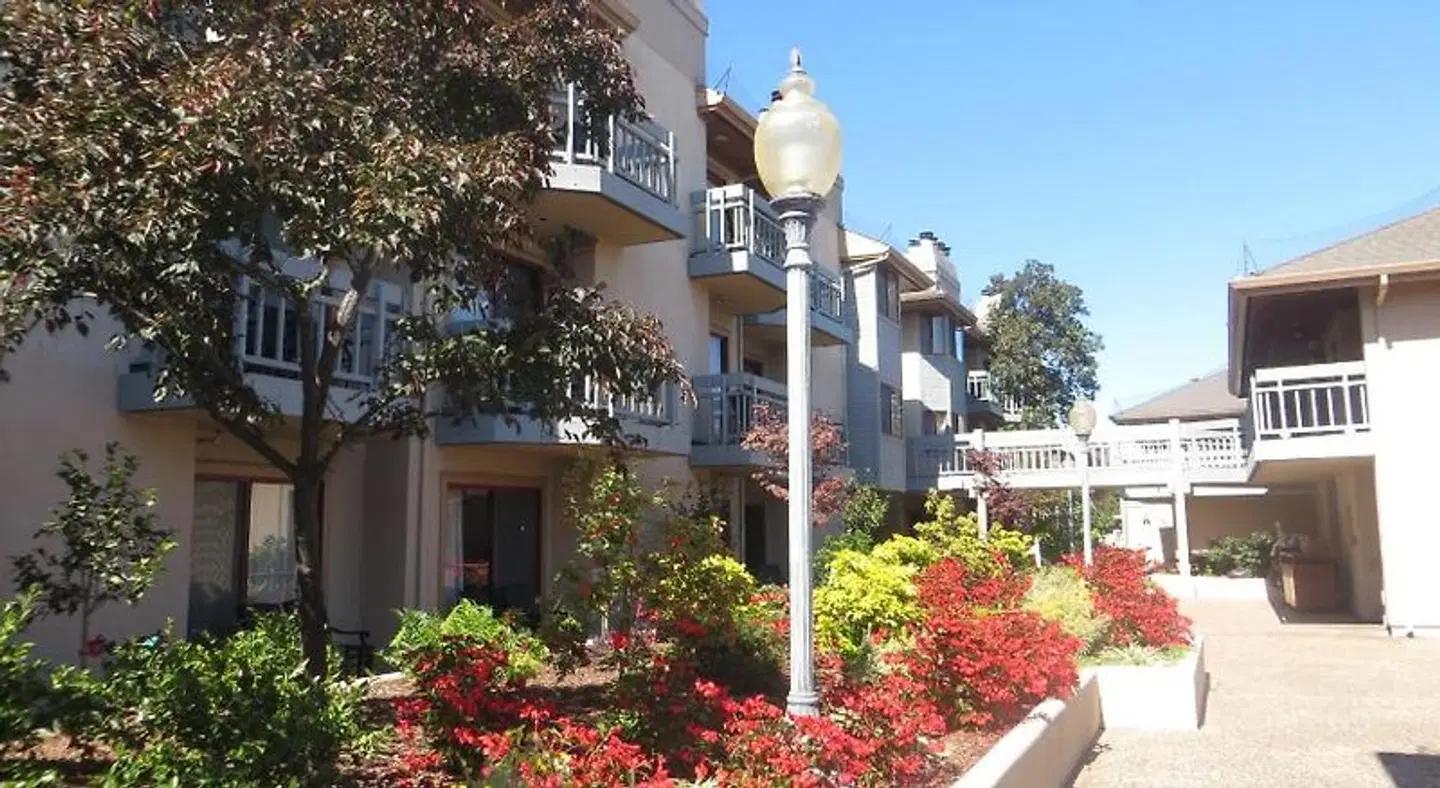 Victorian Inn EXTERIOR