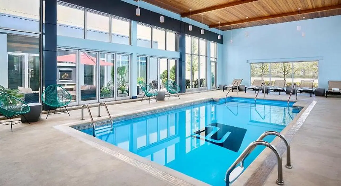 Aloft Montreal Airport Hallenbad