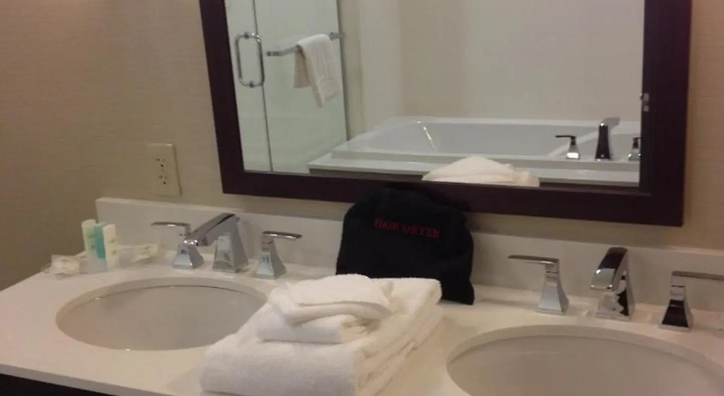 Comfort Suites Youngstown North Badezimmer