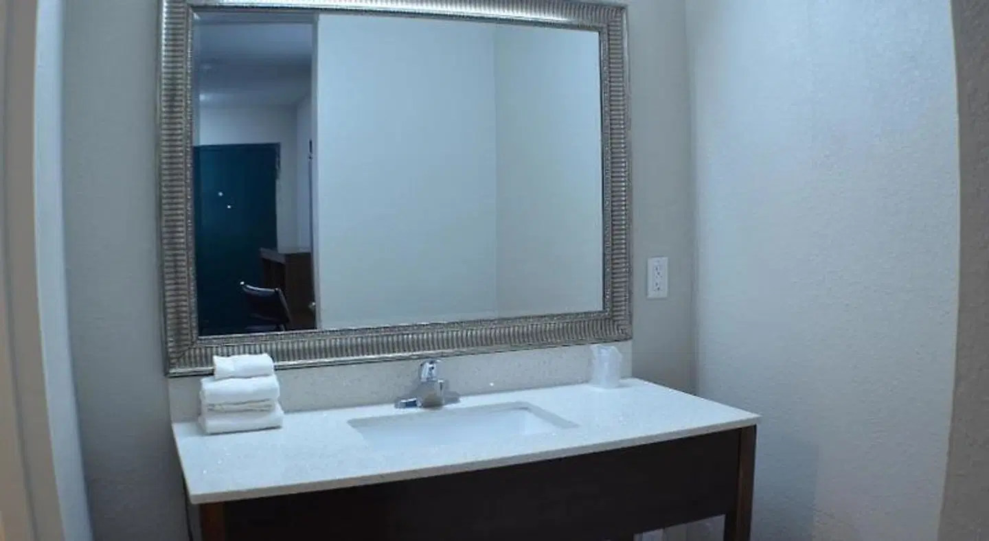Super 8 East Lansing University Area Badezimmer