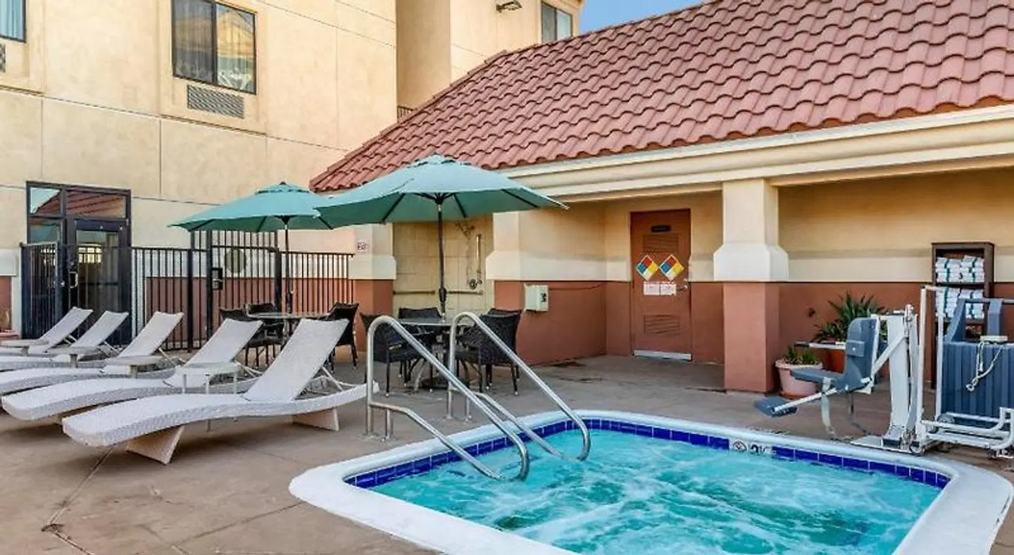 Comfort Suites Barstow Hallenbad