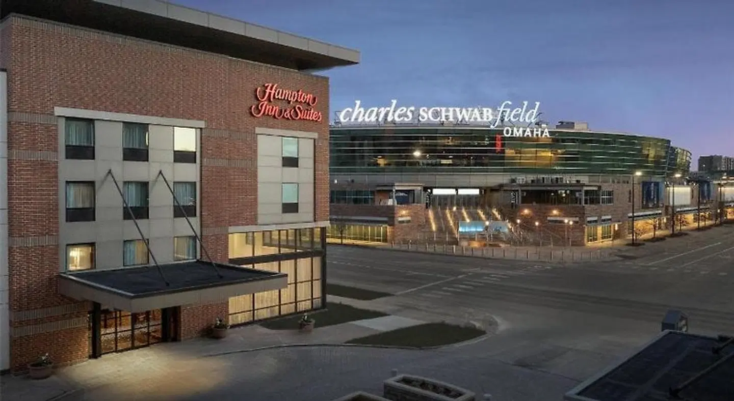 Hampton Inn & Suites Omaha-Downtown EXTERIOR