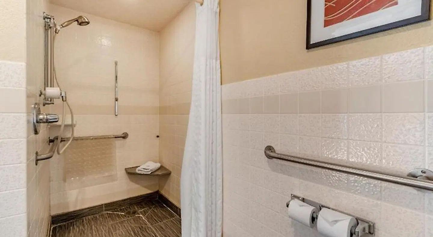 Comfort Suites Red Bluff near I-5 Badezimmer