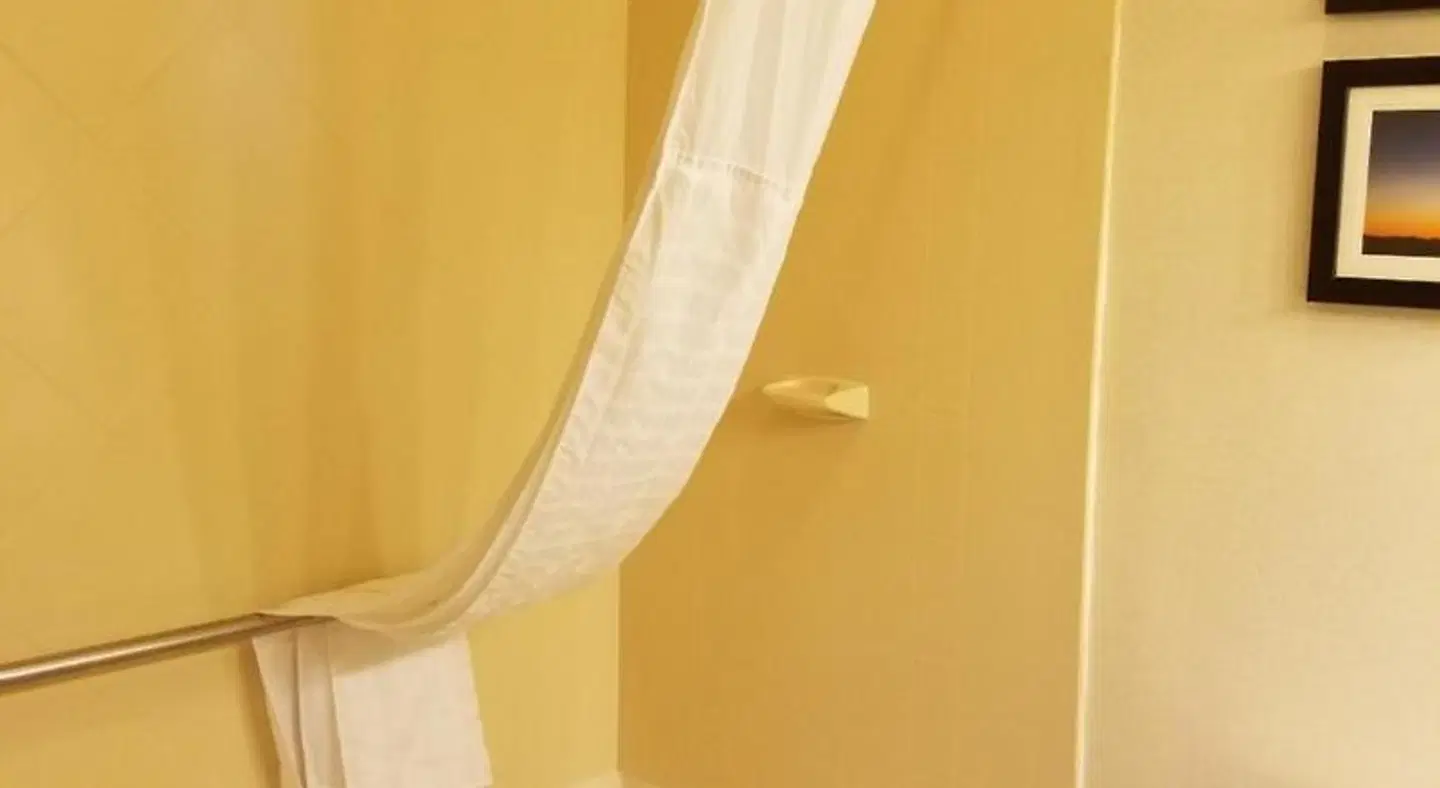 Comfort Suites At Plaza Mall Badezimmer