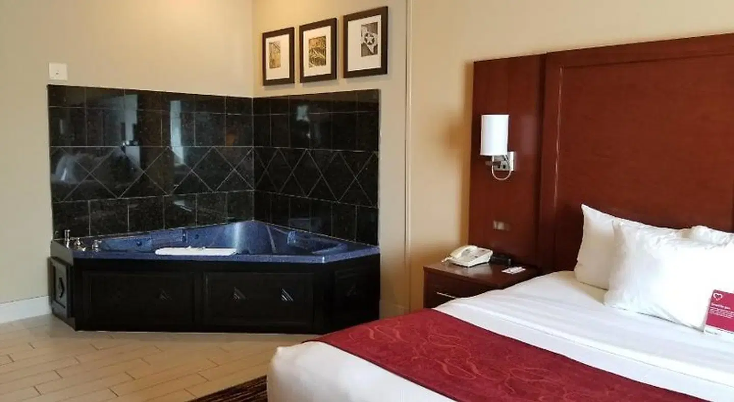 Comfort Suites At Plaza Mall ROOM_EXAMPLE