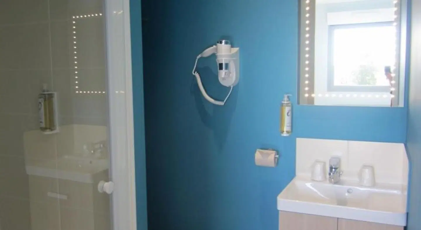 The Originals Access, Hôtel les Iris Badezimmer