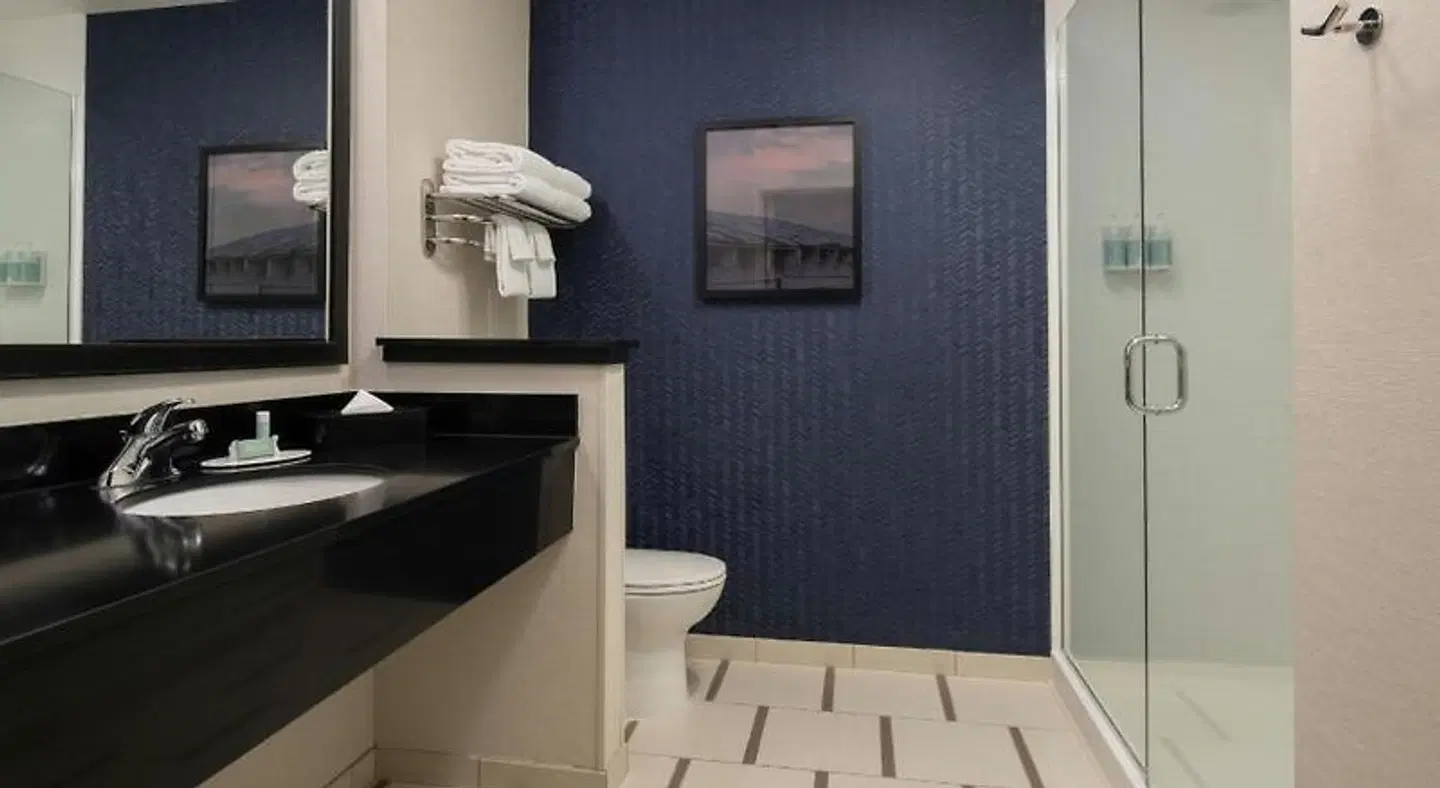 Fairfield Inn & Suites by Marriott Santa Cruz Badezimmer