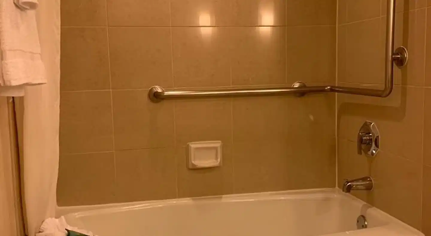 Ontario Airport Hotel Badezimmer