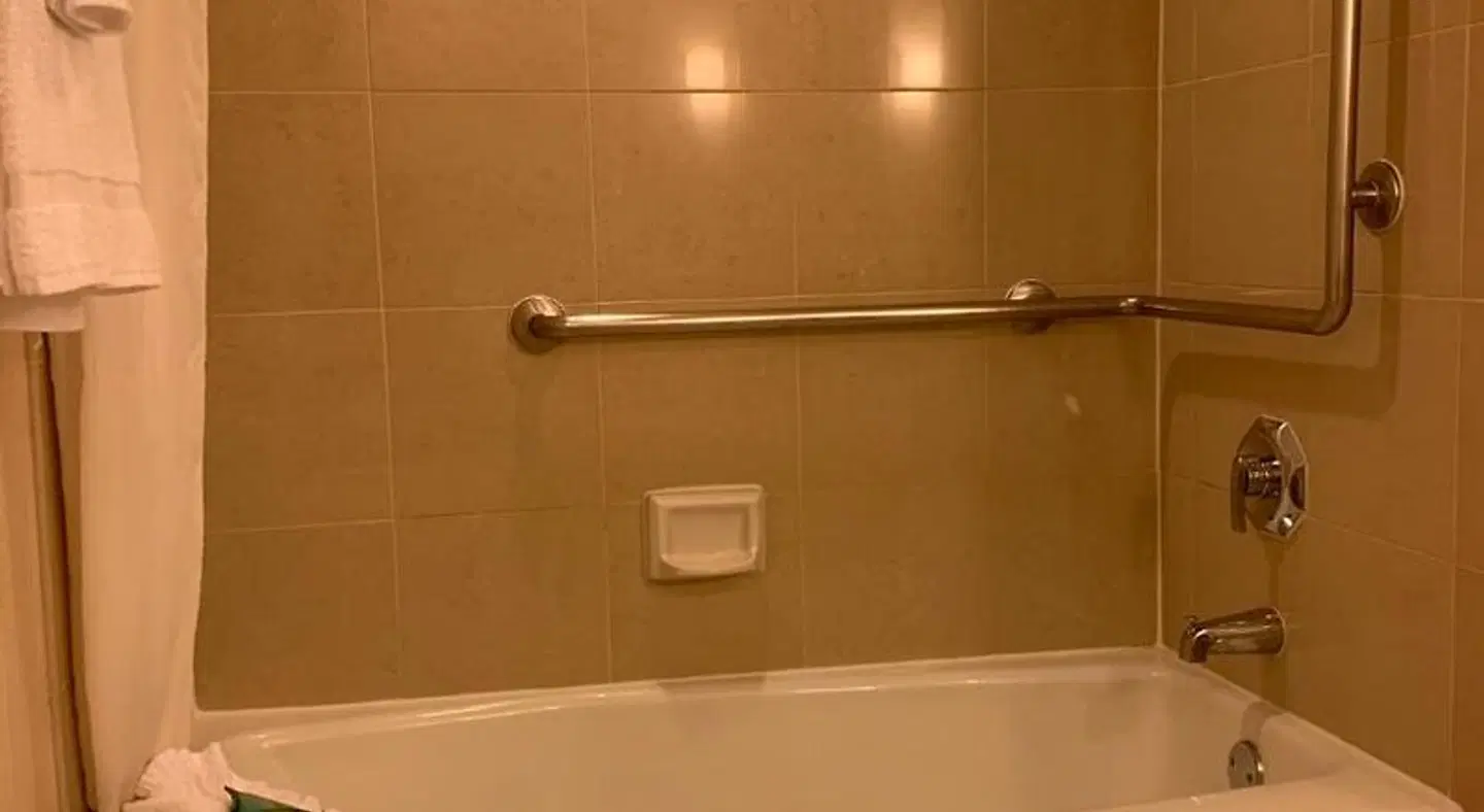 Ontario Airport Hotel Badezimmer