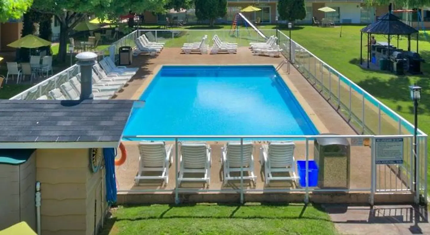 Best Western Inn at Penticton OUTDOOR_POOL