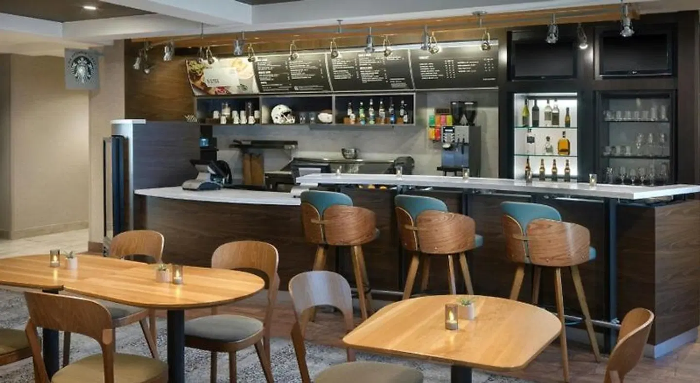 Courtyard by Marriott Springfield Airport Bar