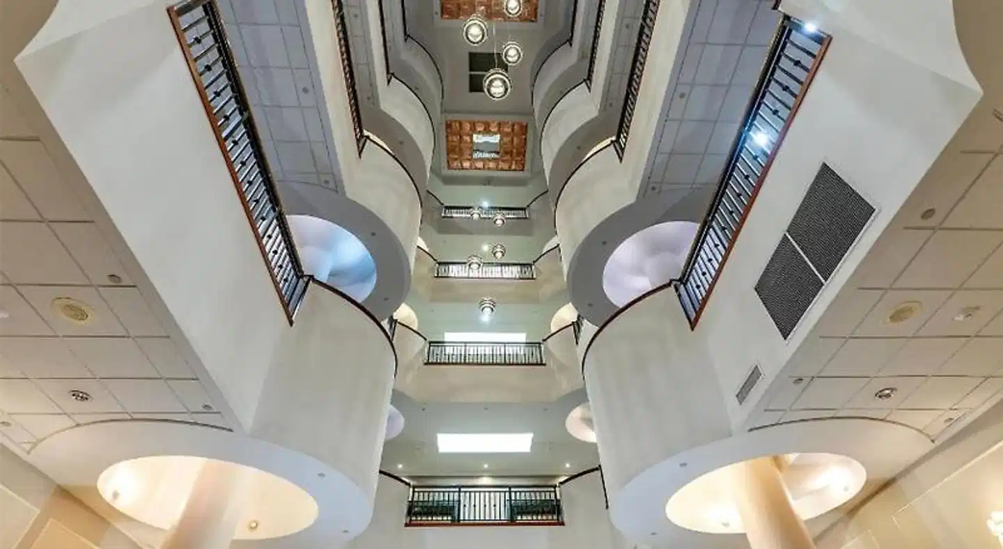 Wyndham Garden Baronne Plaza Lobby