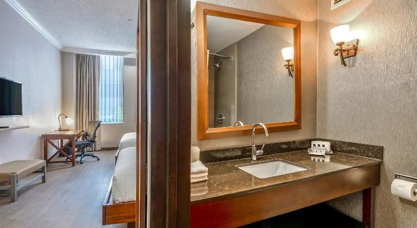 Wyndham Garden Baronne Plaza Badezimmer