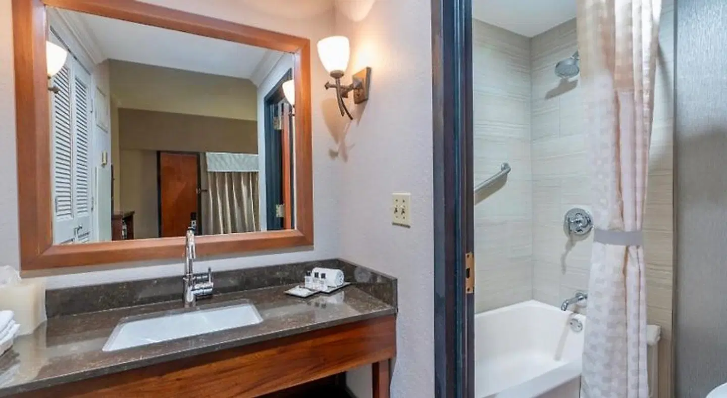 Wyndham Garden Baronne Plaza Badezimmer