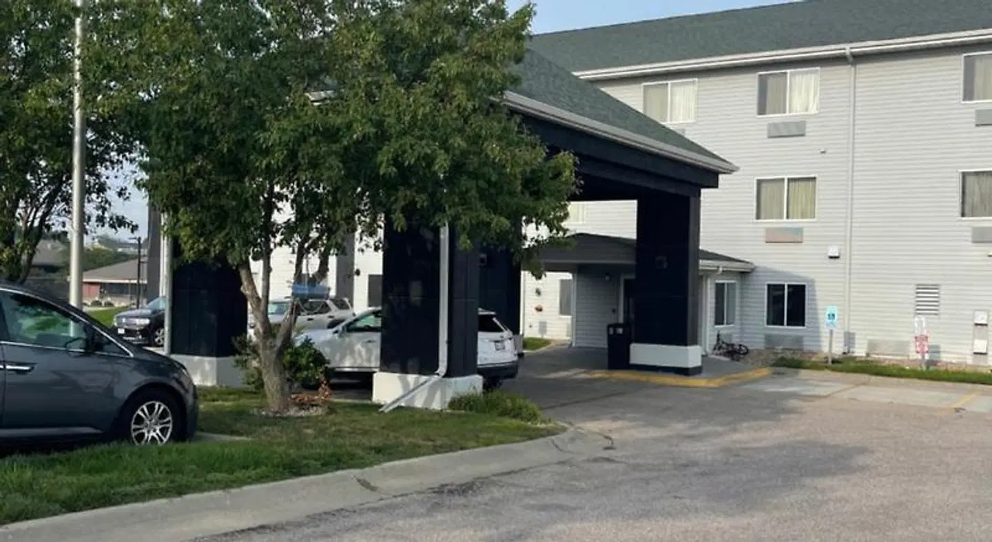 New Victorian Inn & Suites Lincoln EXTERIOR
