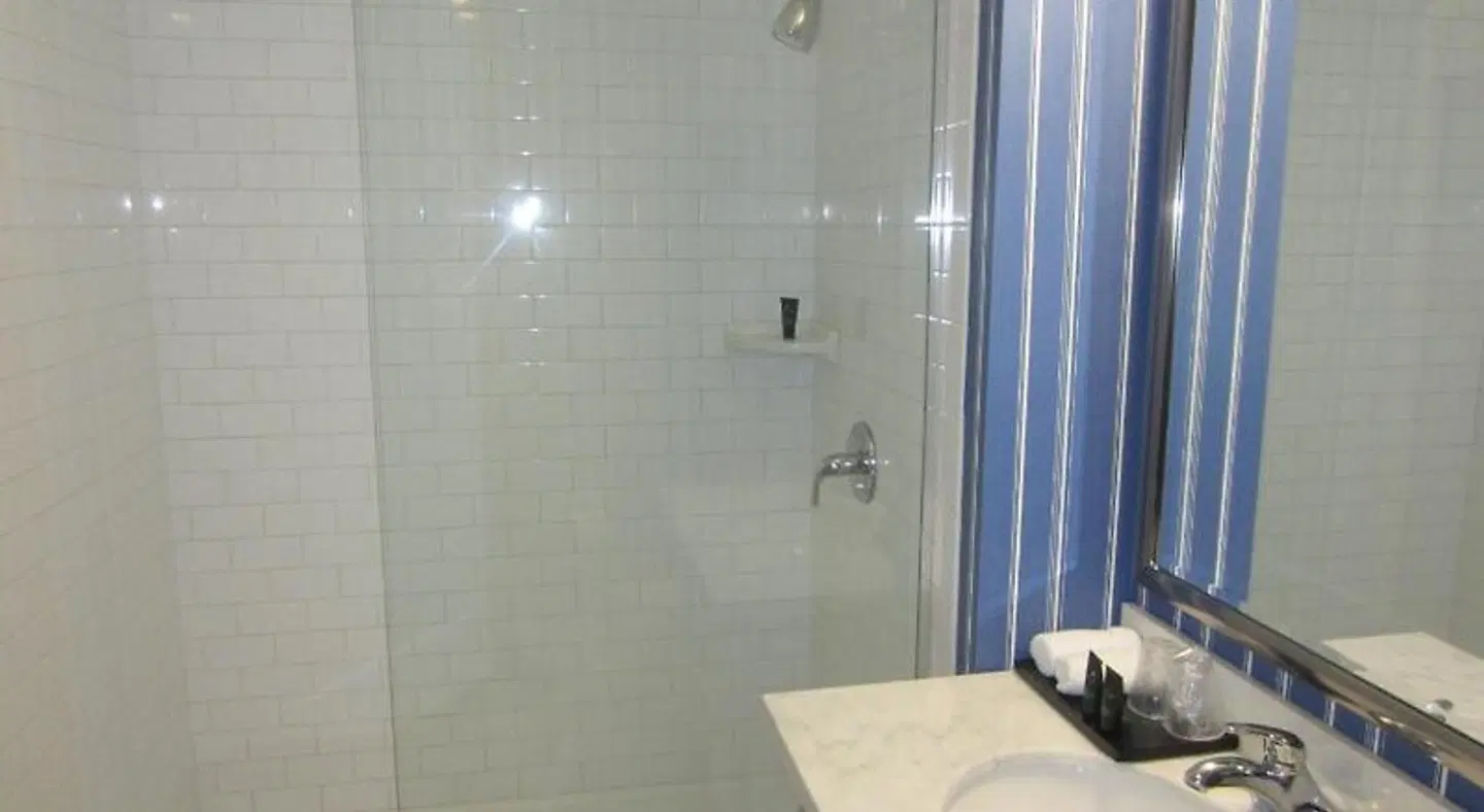 University Plaza Waterfront Hotel Badezimmer