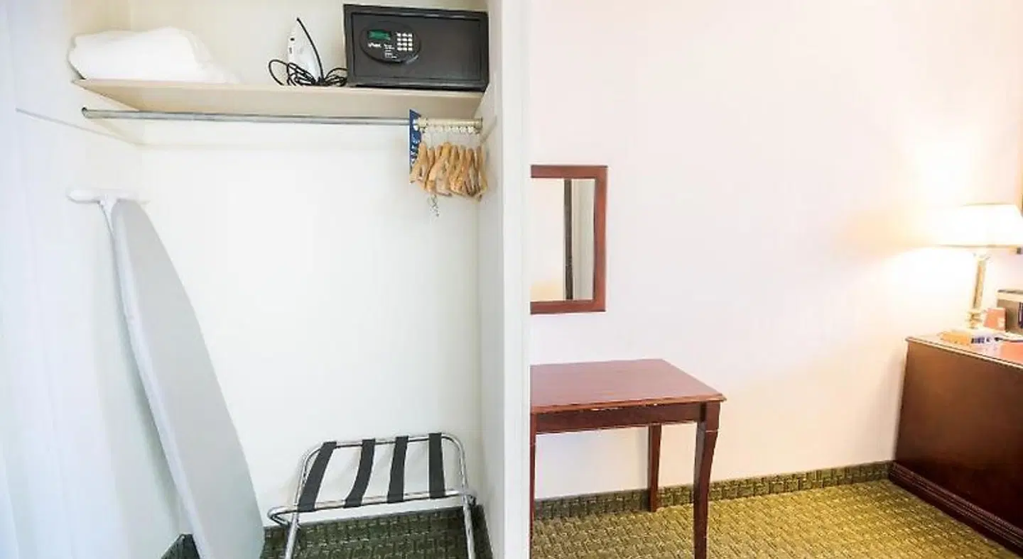 Ramada by Wyndham Thunder Bay Airlane Hotel ROOM_EXAMPLE