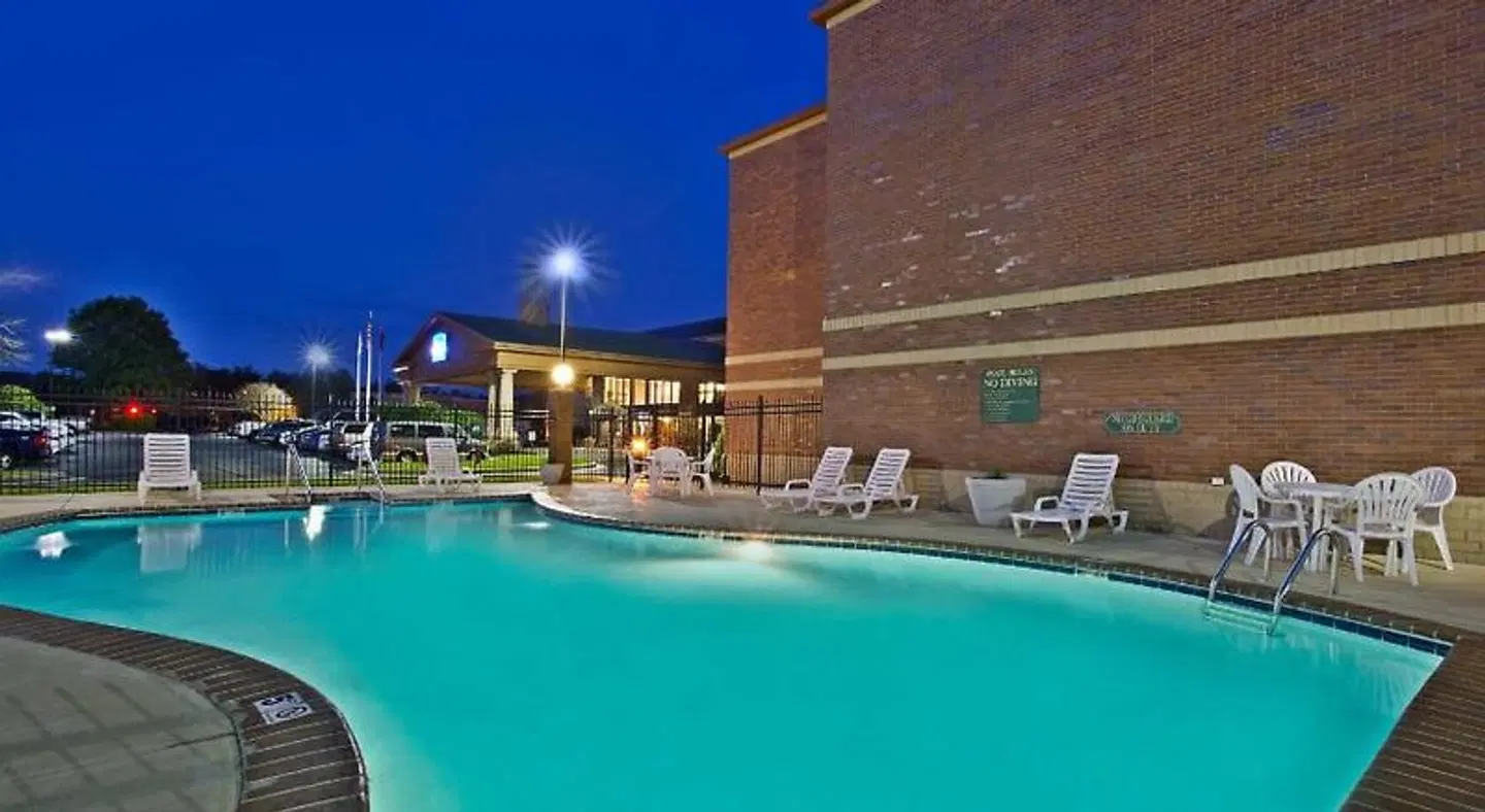 Baymont by Wyndham Knoxville/Cedar Bluff OUTDOOR_POOL