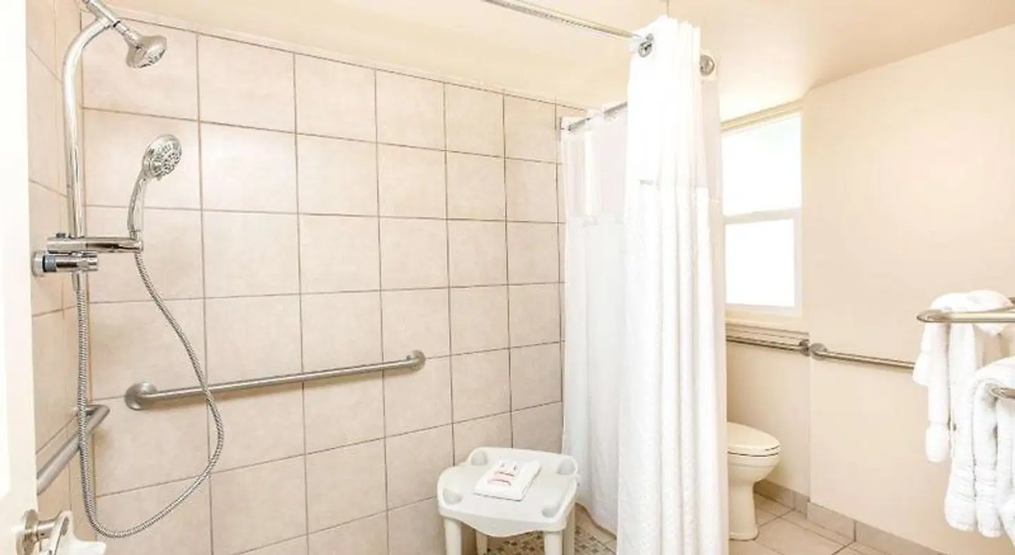 Days Inn by Wyndham Maui Oceanfront Badezimmer