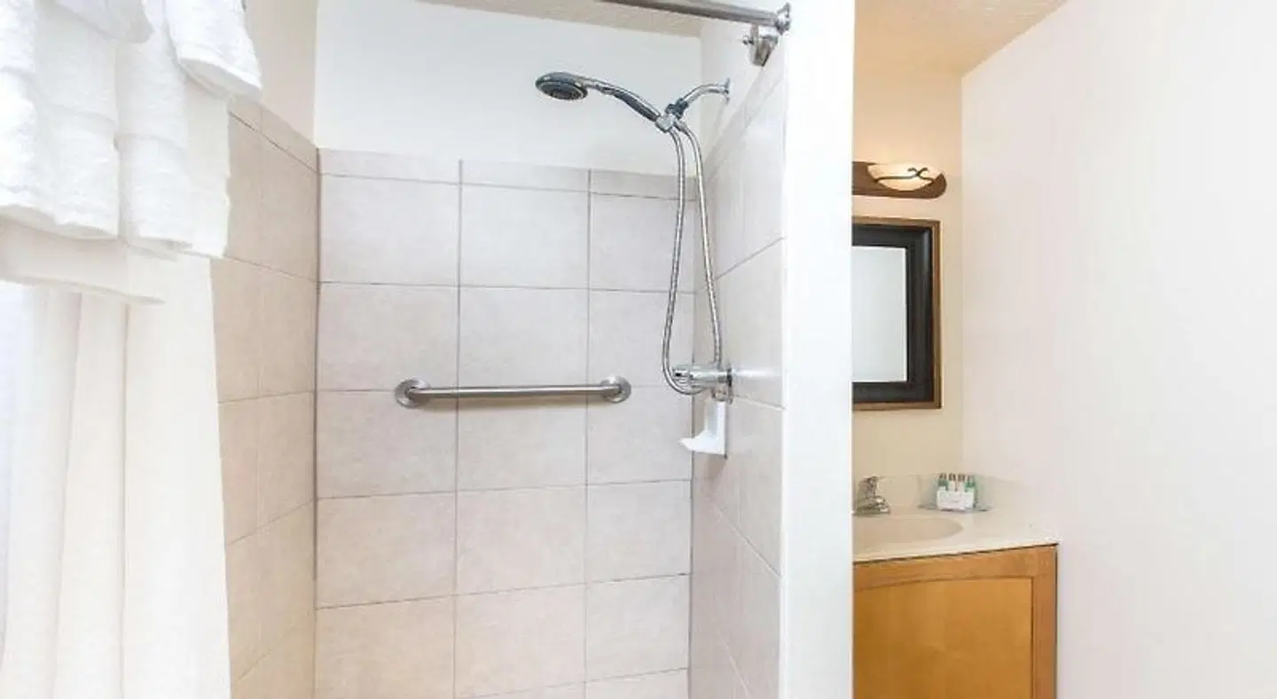 Days Inn by Wyndham Maui Oceanfront Badezimmer