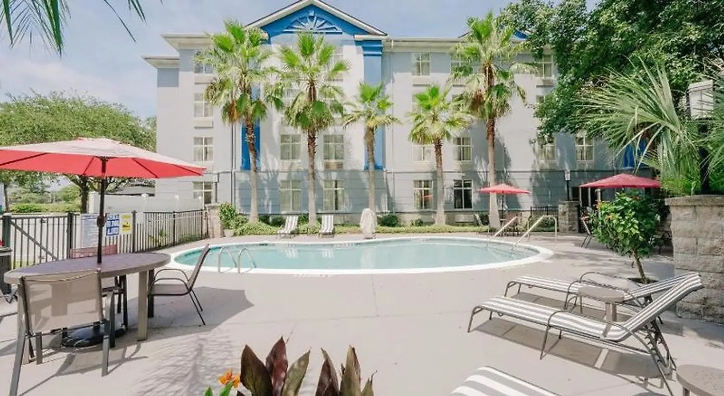 Holiday Inn Express & Suites Charleston-Ashley Phosphate by IHG OUTDOOR_POOL
