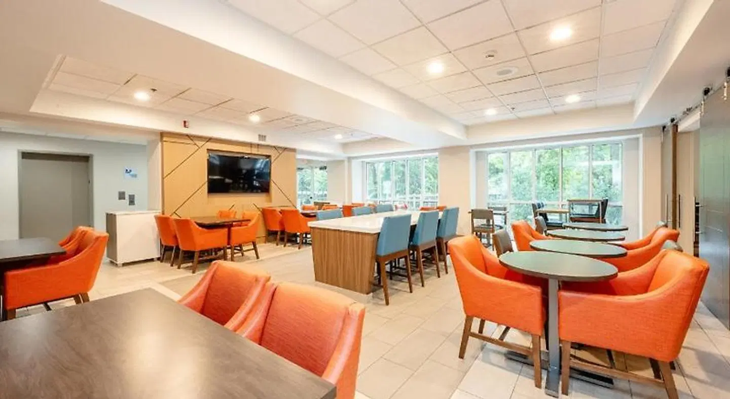 Holiday Inn Express & Suites Charleston-Ashley Phosphate by IHG Restaurant