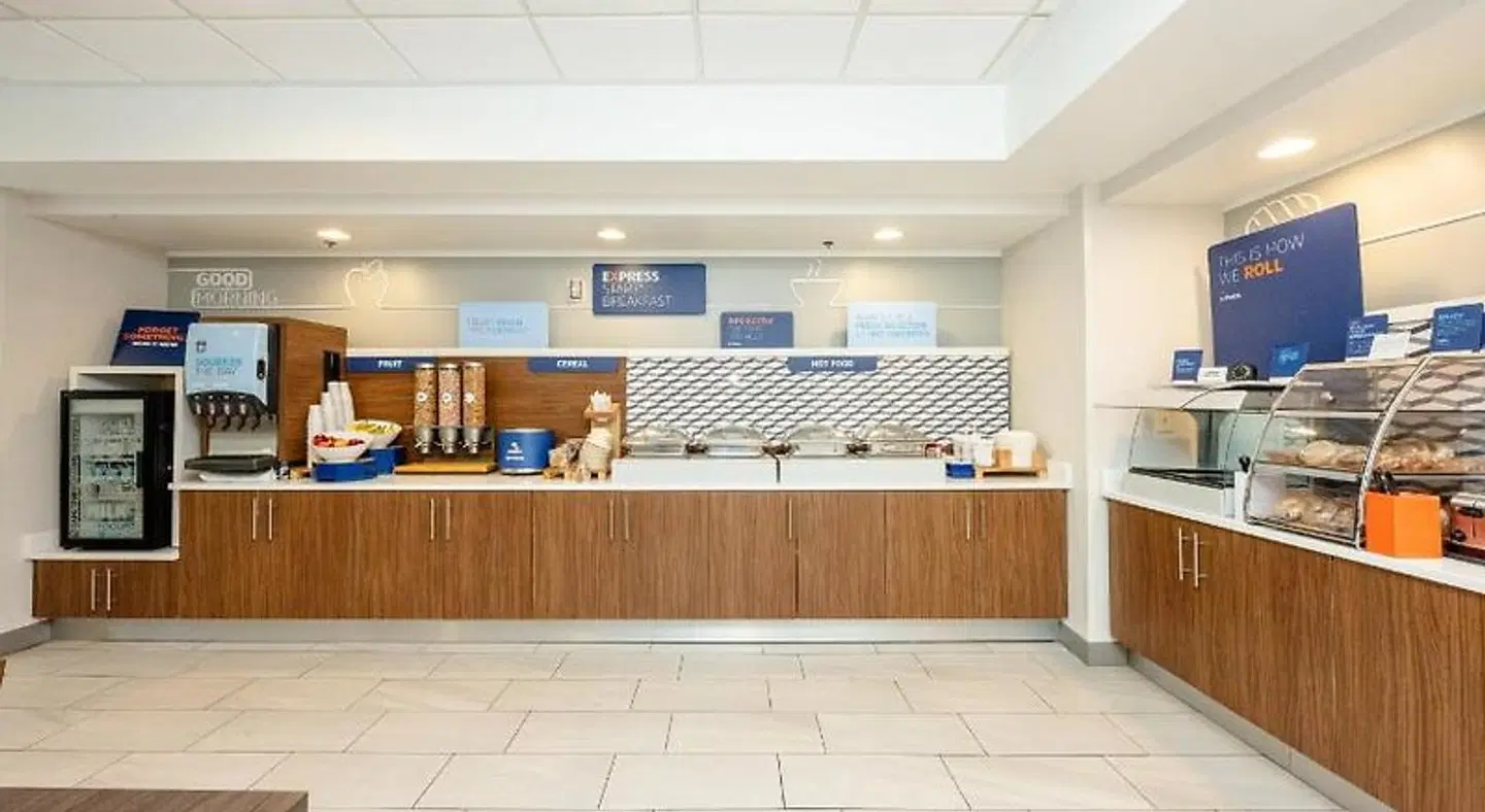 Holiday Inn Express & Suites Charleston-Ashley Phosphate by IHG LOUNGE_LOBBY