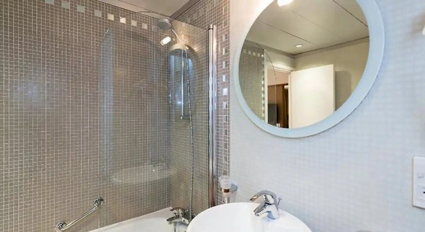 Hôtel Mercedes Arc de Triomphe Badezimmer