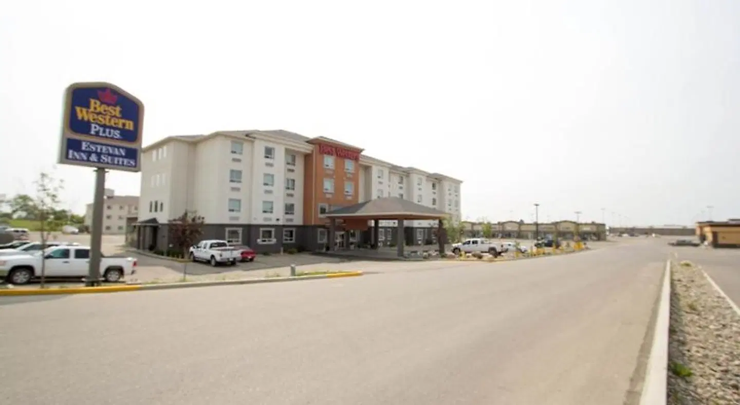 Best Western Plus Estevan Inn & Suites EXTERIOR