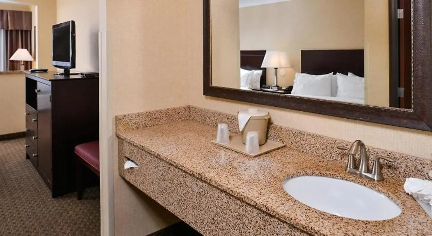 Holiday Inn Express & Suites Portland-Jantzen Beach by IHG ROOM_EXAMPLE