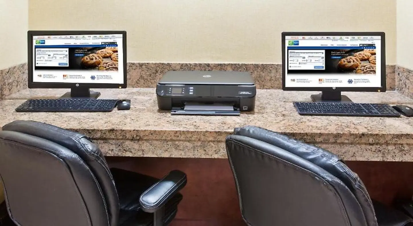Holiday Inn Express & Suites Portland-Jantzen Beach by IHG ROOM_EXAMPLE