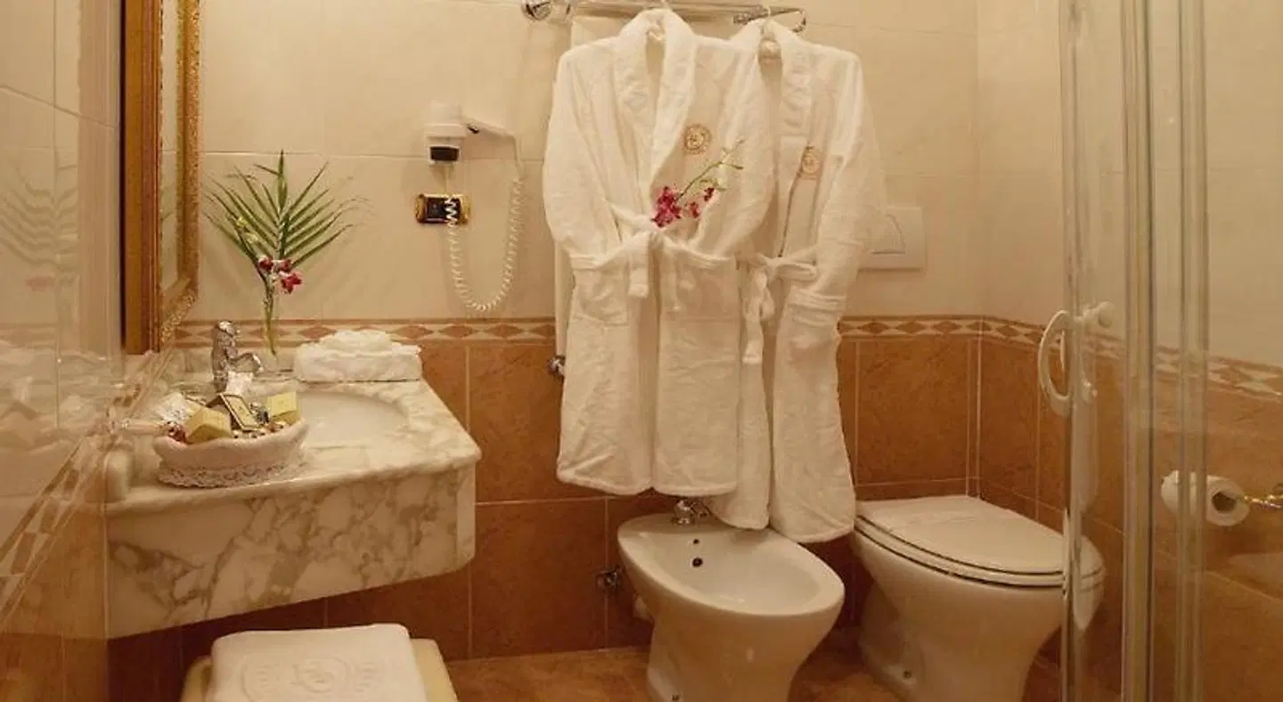 Hotel Dei Consoli Badezimmer