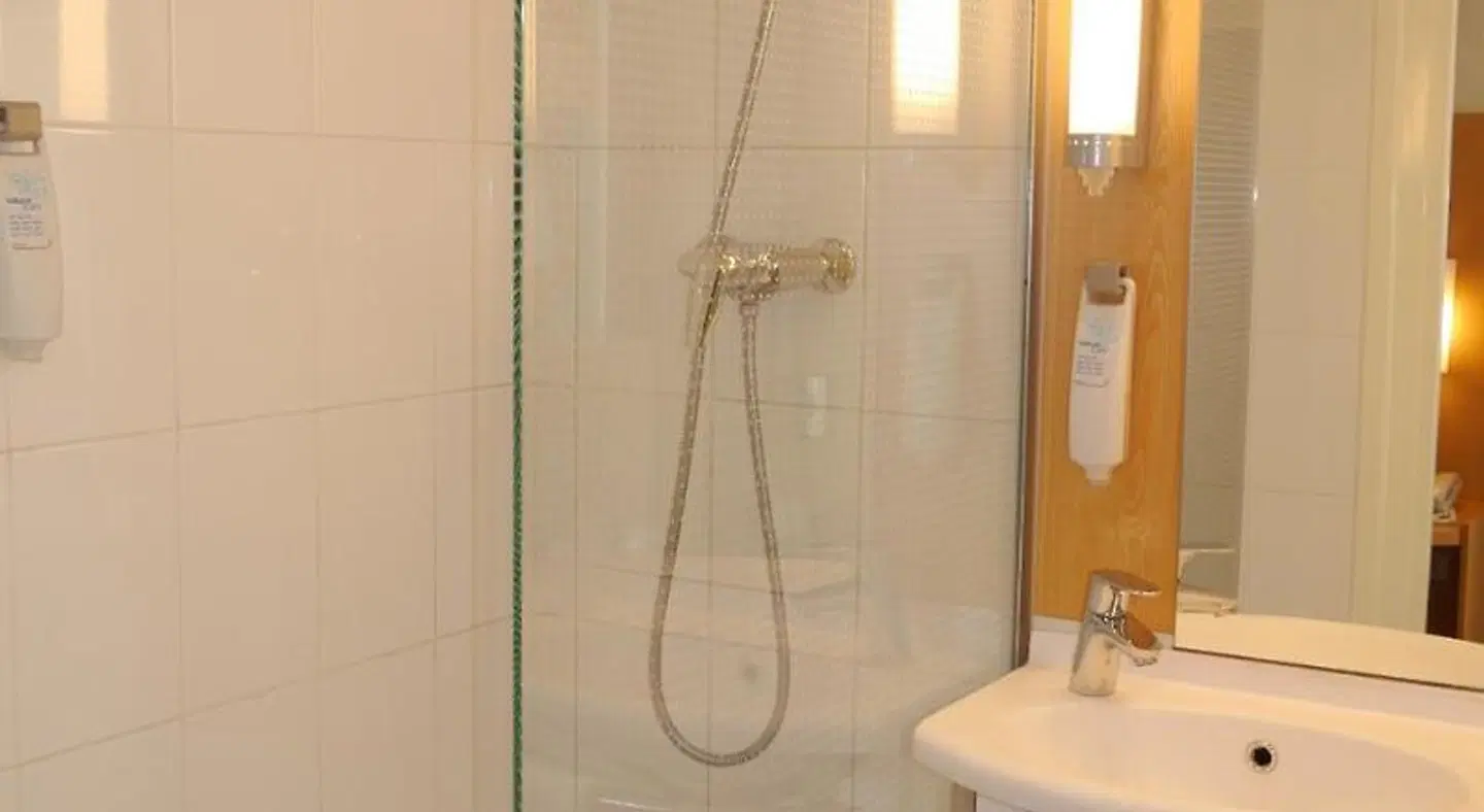 ibis Nice Centre Notre-Dame Badezimmer