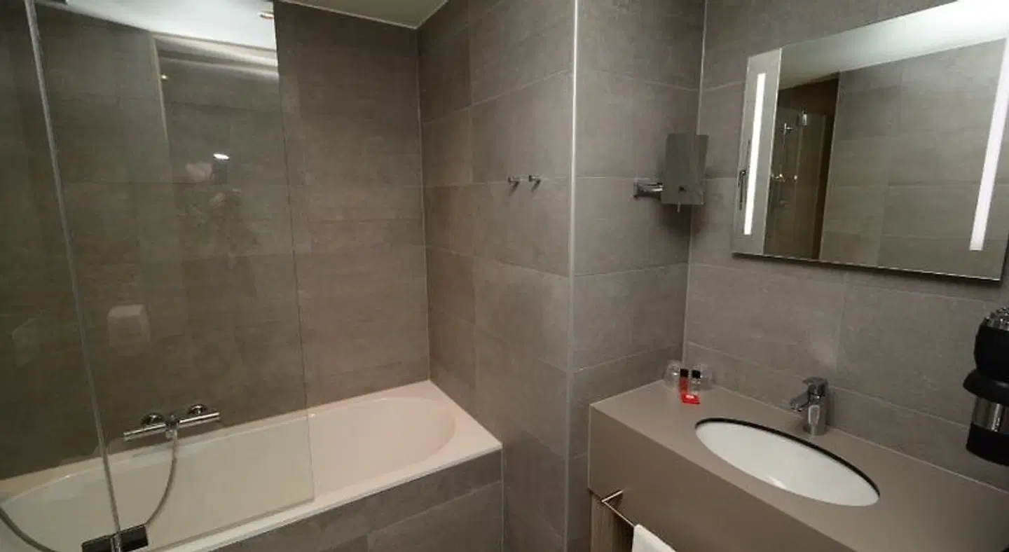 Ramada The Hague Scheveningen Badezimmer