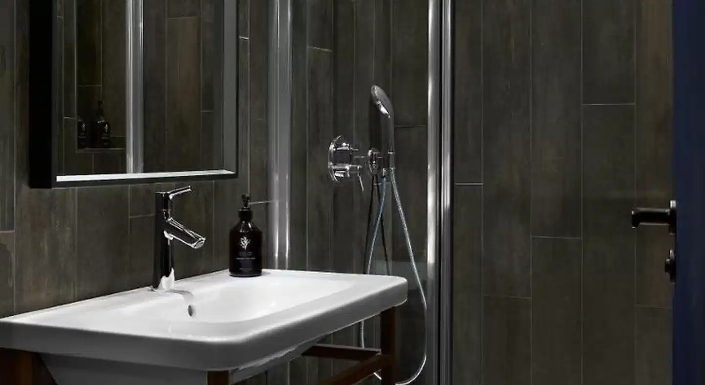 Hotel Verlaine Cannes Badezimmer