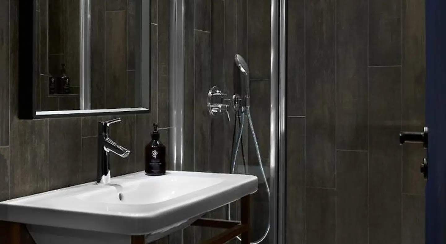 Hotel Verlaine Cannes Badezimmer