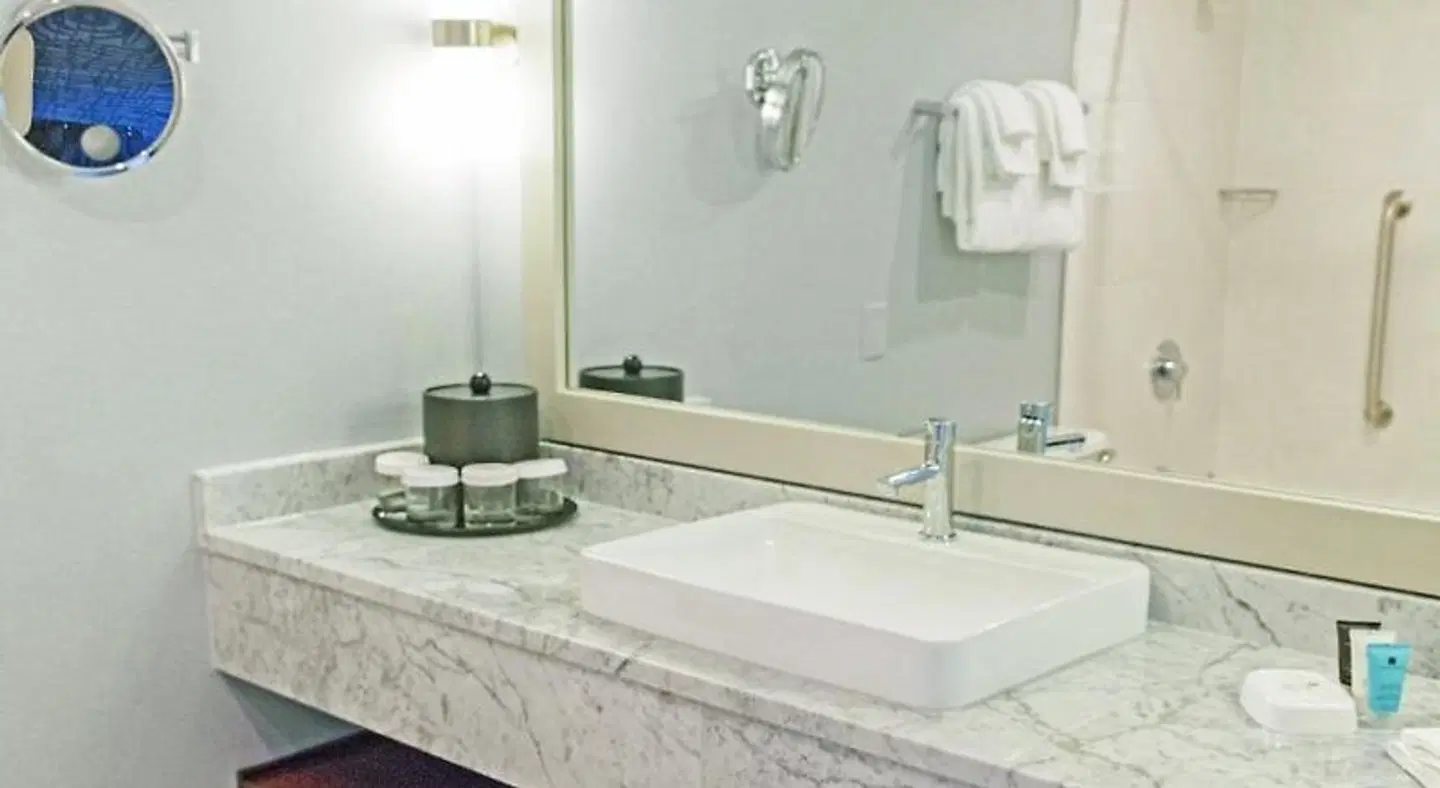 Crowne Plaza Hotel Springfield Badezimmer