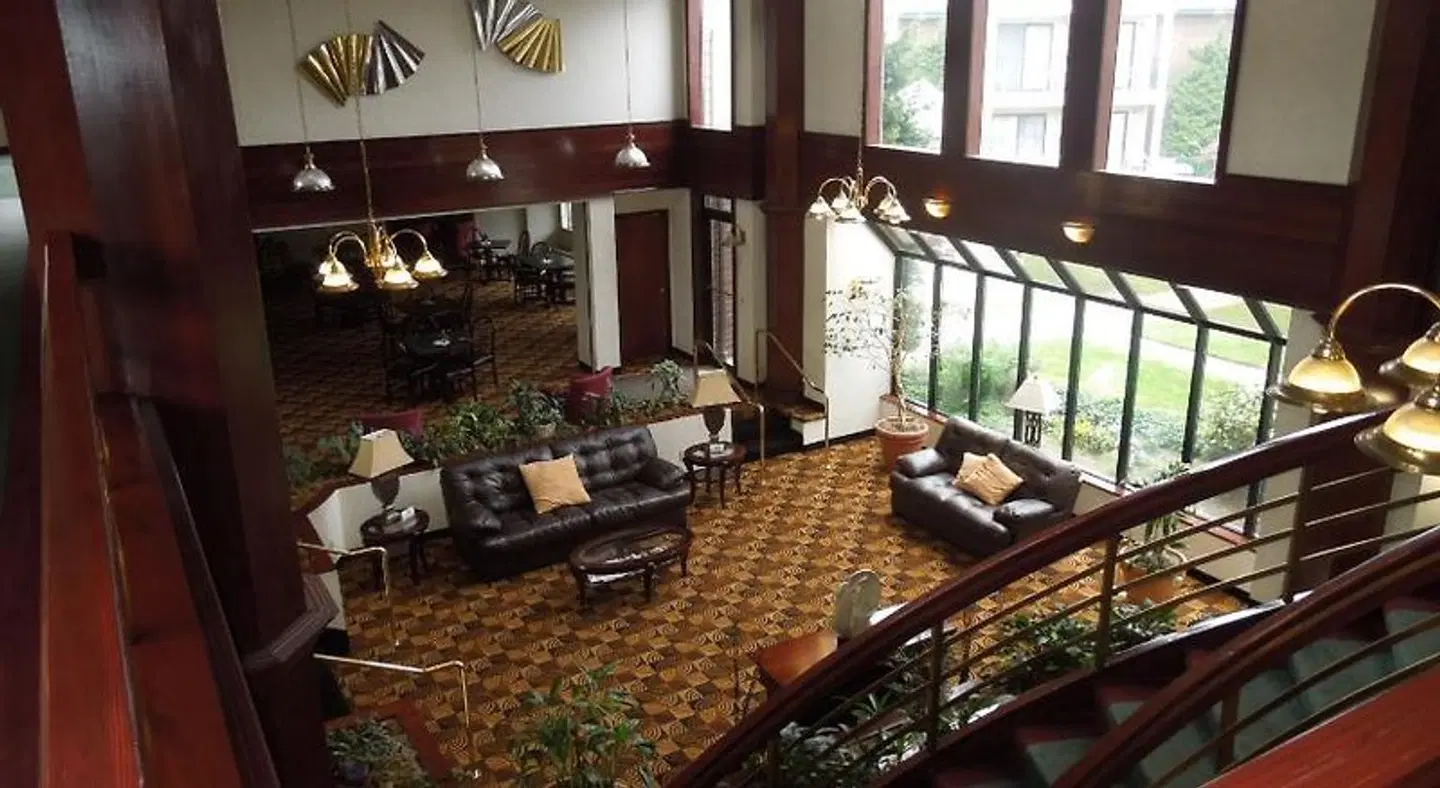 Best Western Pony Soldier Inn - Airport Lobby