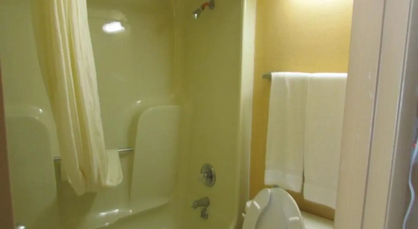 Econo Lodge Badezimmer